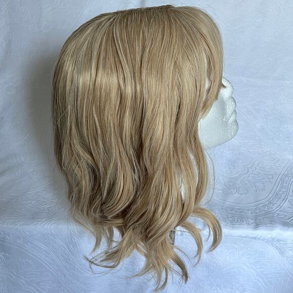 Short natural golden blonde wavy wig with wispy bangs cosplay costume daily wear - Picture 1 of 7